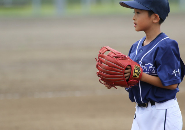 野球をする少年の写真