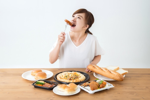 食事をする女性の写真