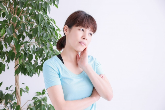 首こりに悩む女性の写真