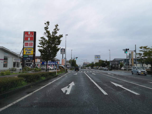 ロイヤルホストを目印に右折写真